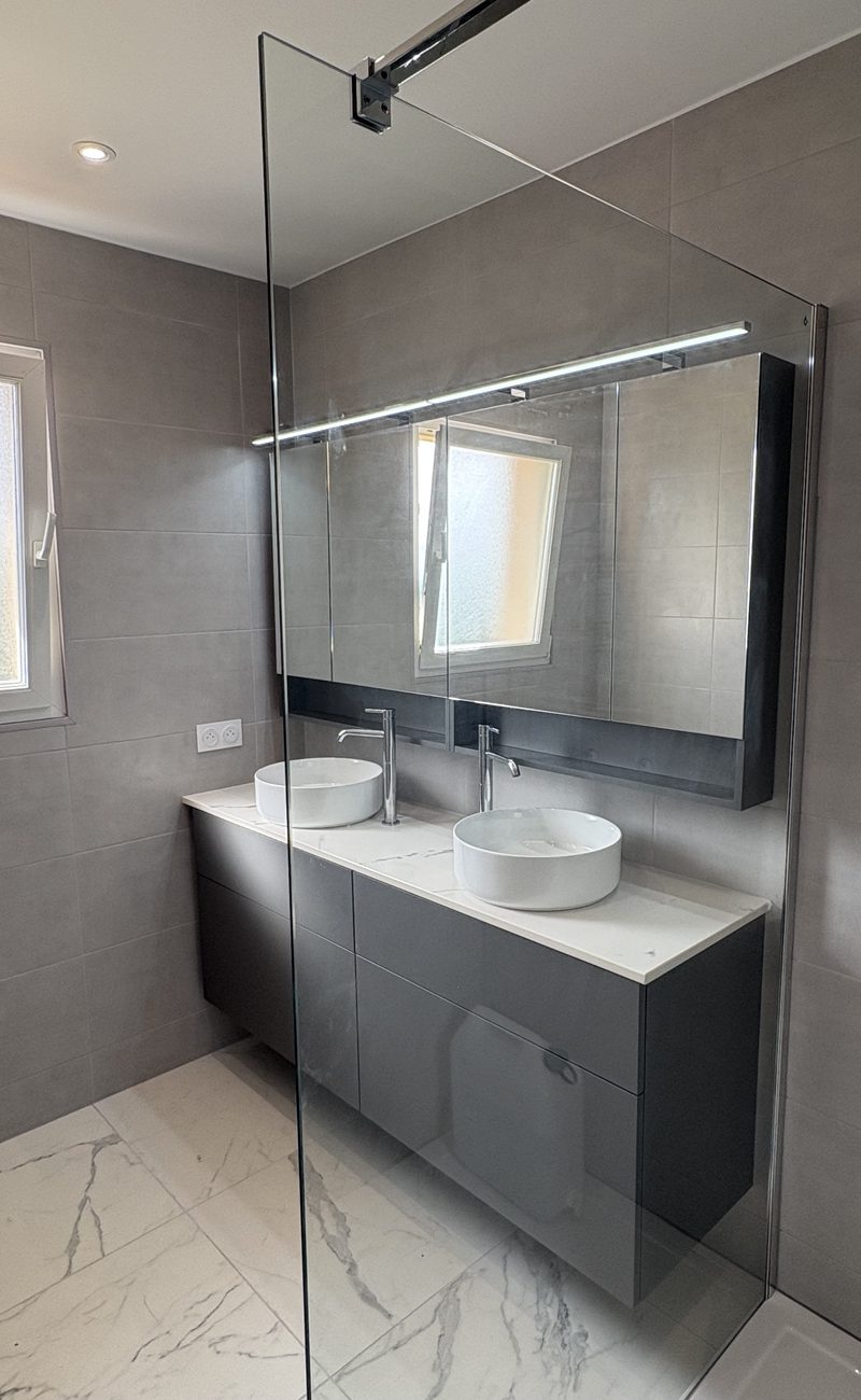 Salle de bains sur mesure réalisée par Venidom Bergerac